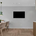 Anchor Apartment *