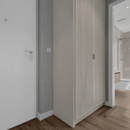 Anchor Apartment *