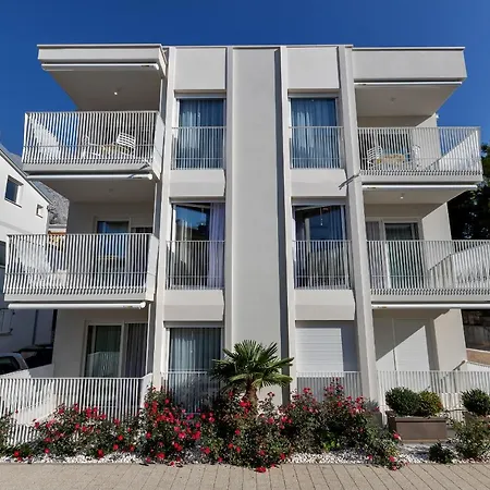 Anchor Apartment *